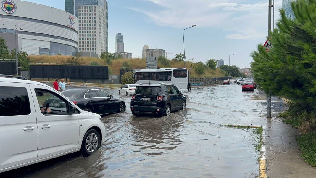 İstanbul'da sağanak hayatı felç etti! Araçlar sular altında kaldı 66